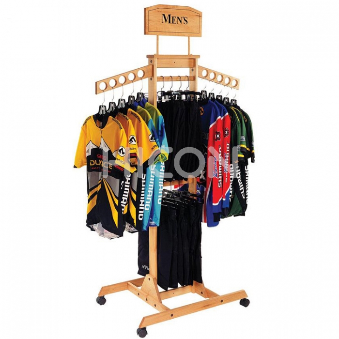 Stand appendiabiti in legno su ruote con ganci e bracci per appendere i vestiti nei negozi o nei negozi al dettaglio